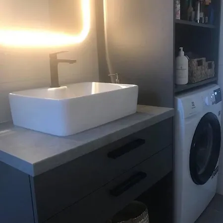 Fresh And Newly Built With Pool * 트로기르