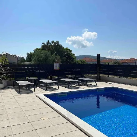 Fresh And Newly Built With Pool 아파트