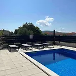 Fresh And Newly Built With Pool Apartamento