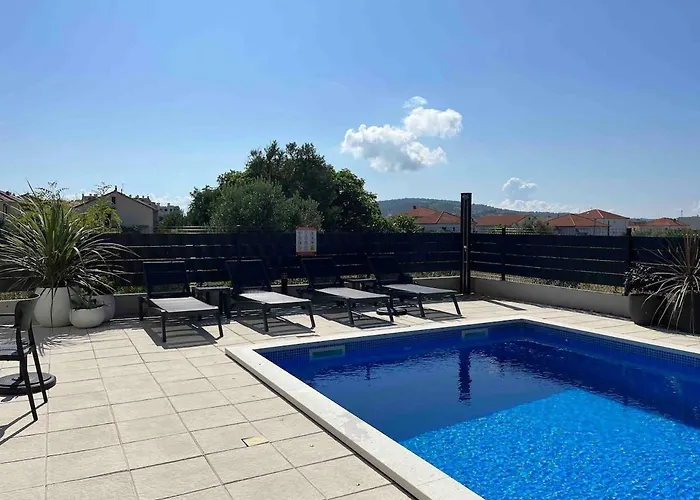 Fresh And Newly Built With Pool Appartement